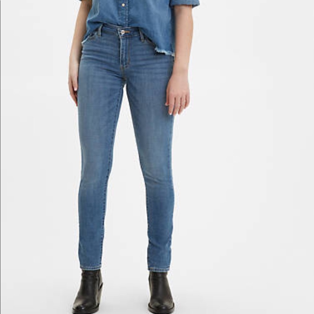 NWT Levi’s 711 Skinny, medium wash, 30Wx28L
